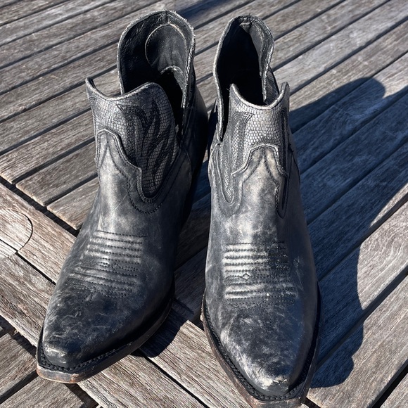 Ariat Hazel Sz 7.5 Women's Distressed Black Ankle Booties - Picture 9 of 16